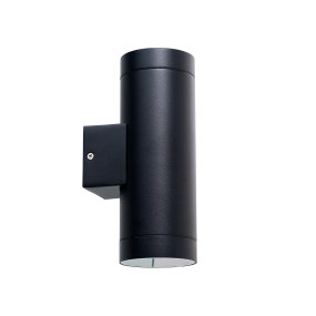 Stege Negro lámpara de exterior De Dyberg Larsen - A&ntilde;ade ese toque extra a tu patio o jard&iacute;n con la expresi&oacute;n moderna y elegante de la l&aacute;mpara Stege.