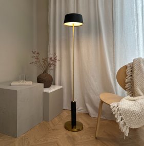 Yoyo LED 125cm Latón portátil De Dyberg Larsen - Med en bas och stomme i m&auml;ssings, kombinerat med en sk&auml;rm i borstad svart metall, blir Yoyo en elegant inredningsdetalj.