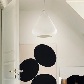 Volta Ø26 Blanco De Dyberg Larsen - Inspirada en la curvatura de una cúpula, Volta difunde la luz enfocada hacia abajo, mientras que la apertura en la parte superior crea un juego decorativo de luz hacia arriba y hacia abajo en la habitación.