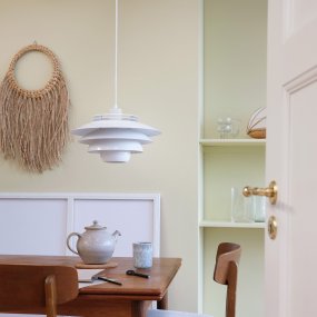 Ejka Ø38 Blanco Lámpas de techo De Dyberg Larsen - La lámpara colgante Ejka es hermosa y funcional y emite una luz que puede iluminar toda la habitación.