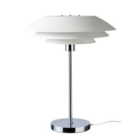 DL45 55cm Blanco lámpara de mesa De Dyberg Larsen - Ya sea que esté iluminando la mesa del comedor, el sofá de la esquina o el escritorio, la DL45 crea una luz suave y acogedora que proporciona la armonía y la tranquilidad nórdica que buscamos en nuestros hogares.