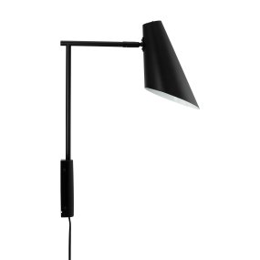 Cale 46cm Negro lámpara de pared De Dyberg Larsen - El acabado mate de la lámpara y su pantalla cónica añaden un toque moderno a cualquier habitación y se adaptan perfectamente a interiores industriales y escandinavos.