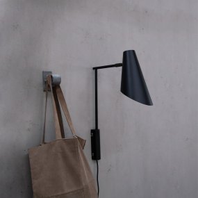 Cale 46cm Negro lámpara de pared De Dyberg Larsen - El acabado mate de la lámpara y su pantalla cónica añaden un toque moderno a cualquier habitación y se adaptan perfectamente a interiores industriales y escandinavos.