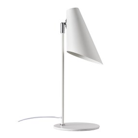 Cale 50cm Blanco lámpara de escritorio De Dyberg Larsen - Con su elegante acabado blanco y pantalla en ángulo, crea una luz enfocada que es perfecta para superficies de trabajo y rincones de estudio.