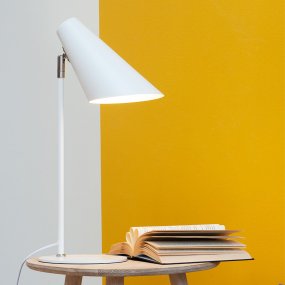Cale 50cm Blanco lámpara de escritorio De Dyberg Larsen - Con su elegante acabado blanco y pantalla en ángulo, crea una luz enfocada que es perfecta para superficies de trabajo y rincones de estudio.