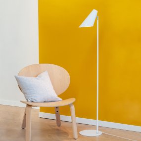 Cale Blanco lámpara de pie De Dyberg Larsen - Con su dise&ntilde;o blanco simple y su forma minimalista, Cale a&ntilde;ade un toque de estilo a cualquier habitaci&oacute;n.