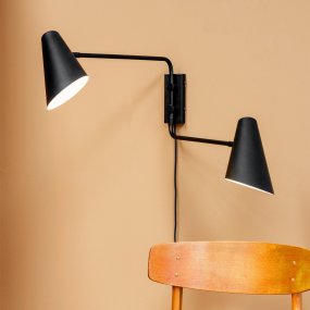 Cale 68cm Negro lámpara de pared De Dyberg Larsen - Esta l&aacute;mpara de pared combina funcionalidad con un dise&ntilde;o atemporal y es perfecta para leer y como iluminaci&oacute;n ambiental en cualquier habitaci&oacute;n.