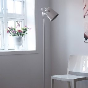Oslo Blanco lámpara de pie De Dyberg Larsen - Con su diseño simple en blanco mate y su pantalla ajustable, Oslo crea un agradable punto de luz que encaja perfectamente en la sala de estar, junto al sillón de lectura o en el dormitorio.