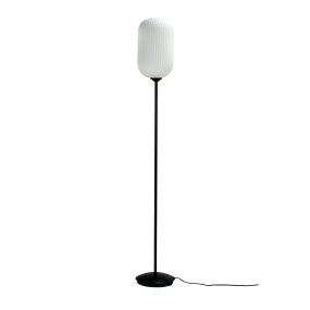 Riflet Negro lámpara de pie De Dyberg Larsen - La lámpara de pie Riflet de Dyberg Larsen tiene un nuevo diseño con una pantalla de cristal opalino bellamente acanalada que crea una luz suave y agradable.