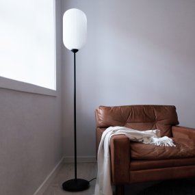 Riflet Negro lámpara de pie De Dyberg Larsen - La lámpara de pie Riflet de Dyberg Larsen tiene un nuevo diseño con una pantalla de cristal opalino bellamente acanalada que crea una luz suave y agradable.