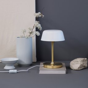 Valencia 30cm Latón De Dyberg Larsen - La lámpara de mesa Valencia es una lámpara elegante y única que emite una luz hermosa y agradable.