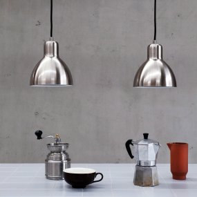 Skagen Ø16 acero cepillado Lámpas de techo De Dyberg Larsen - La lámpara colgante Skagen con aspecto de acero difunde una luz hermosa y acogedora.