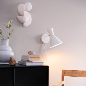 Cindy Blanco lámpara de lectura De Dyberg Larsen - Ya sea que desee una fuente de luz práctica o un detalle decorativo, el aplique de pared Cindy, blanco con latón, es una excelente opción para agregar estilo y funcionalidad a cualquier habitación de su hogar.