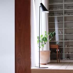 Cale Negro lámpara de pie De Dyberg Larsen - La lámpara de pie de metal negro mate y con cabezal giratorio libre es perfecta como lámpara de lectura en el salón o como elegante detalle de decoración en un rincón oscuro.
