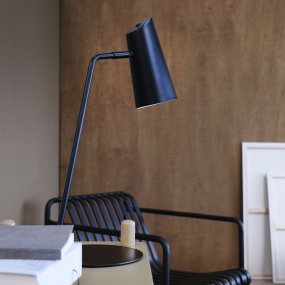 Pallas 55cm Negro lámpara de escritorio De Dyberg Larsen - en el escritorio o en la mesilla de noche, o como un elegante detalle de decoración para una iluminación específica.