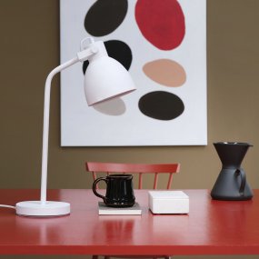 Coast 52cm Blanco lámpara de escritorio De Dyberg Larsen - Se suministra con cable textil blanco de 1,6 m de longitud con interruptor de encendido.