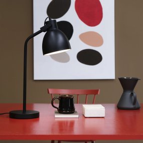 Coast 52cm Negro lámpara de escritorio De Dyberg Larsen - Se suministra con cable textil negro de 1,6 m de longitud con interruptor de encendido.