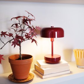Haipot 25cm Rojo oscuro portátil De Dyberg Larsen - La lámpara de mesa LED Haipot en gris oscuro, diseñada por Frank Kerdil para Dyberg Larsen, combina el estilo retro y moderno.