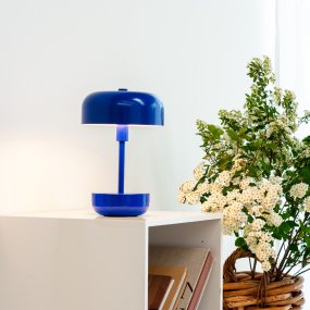 Haipot 25cm Azul portátil De Dyberg Larsen - El diseño abierto de la pantalla asegura un hermoso reflejo de luz que resalta el color de la base, y cuando cae la oscuridad, la lámpara crea un juego de luz atmosférico.