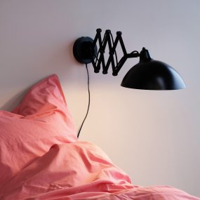 Futura 60cm Negro lámpara de pared De Dyberg Larsen - La lámpara de pared Futura de Dyberg Larsen tiene una hermosa forma y un diseño clásico.