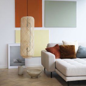 Boom Ø30 Naturaleza Lámpas de techo De Dyberg Larsen - Hermosa lámpara colgante de bambú tejida a mano en color natural que difunde una luz cálida y acogedora.