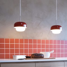 Haipot Ø23 Rojo oscuro Lámpas de techo De Dyberg Larsen - La lámpara Haipot tiene una elegante pantalla de cristal opalino y una pantalla de metal de color rojo apagado.