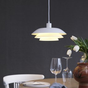 DL31 Ø31 Blanco De Dyberg Larsen - La lámpara de techo es clásica y elegante en color blanco y queda perfecta sobre la mesa del comedor o la mesa de café.