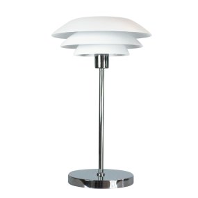 DL31 50cm Blanco lámpara de mesa De Dyberg Larsen - La lámpara de mesa es clásica y elegante en blanco combinado con metal cromado, perfecta para un rincón oscuro de la casa, en la ventana o como un elegante detalle de decoración en sí mismo.