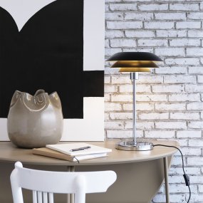 DL31 50cm Negro lámpara de mesa De Dyberg Larsen - La l&aacute;mpara de mesa es cl&aacute;sica y dram&aacute;tica en negro combinado con metal cromado, perfecta para un rinc&oacute;n oscuro de la casa, en la ventana o como un elegante detalle de decoraci&oacute;n en s&iacute; mismo.