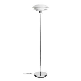 DL31 Blanco lámpara de pie De Dyberg Larsen - La l&aacute;mpara de pie es cl&aacute;sica y elegante en blanco combinado con metal cromado, perfecta para un rinc&oacute;n oscuro de la casa, junto al sof&aacute; o como un elegante detalle de decoraci&oacute;n en s&iacute; mismo.