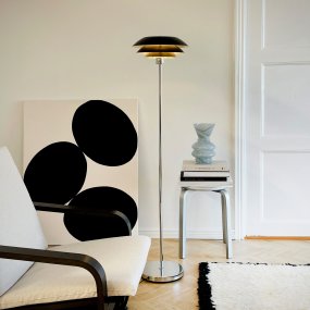 DL31 Negro lámpara de pie De Dyberg Larsen - La l&aacute;mpara de pie es cl&aacute;sica y dram&aacute;tica en negro combinado con metal cromado, perfecta para un rinc&oacute;n oscuro de la casa, junto al sof&aacute; o como un elegante detalle de decoraci&oacute;n por derecho propio.