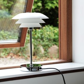 DL20 30cm Blanco lámpara de mesa De Dyberg Larsen - La l&aacute;mpara de mesa DL20 con base de metal cromado y pantallas de metal blanco es una l&aacute;mpara elegante que encaja a la perfecci&oacute;n.