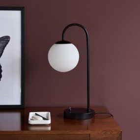 Café Paris 46cm Negro lámpara de mesa De Dyberg Larsen - Viene con un cable textil negro de 1,8 m y el interruptor de encendido se encuentra en la base de la lámpara.