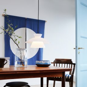 Valby Ø38 Ópalo Lámpas de techo De Dyberg Larsen - La lámpara de techo Valby Opal viene con un cable textil negro de 3 m de largo, que le da la opción de colgar la lámpara.