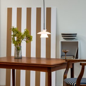 Valby Ø20 Ópalo Lámpas de techo De Dyberg Larsen - La lámpara de techo Valby Opal viene con un cable textil negro de 3 m de largo, que le da la opción de colgar la lámpara.