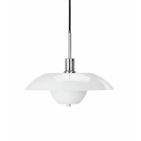 Bergen Ø28 Ópalo Lámpas de techo De Dyberg Larsen - El metal cromado en combinación con las pantallas de cristal opalino crea un hermoso patrón de luz en la habitación sin deslumbramiento.