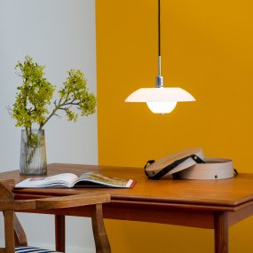 Bergen Ø28 Ópalo Lámpas de techo De Dyberg Larsen - El metal cromado en combinación con las pantallas de cristal opalino crea un hermoso patrón de luz en la habitación sin deslumbramiento.