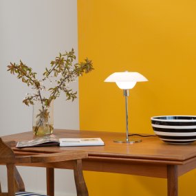 Bergen 38cm Ópalo lámpara de mesa De Dyberg Larsen - Se suministra con cable textil negro de 1,6 m de longitud e interruptor de encendido.