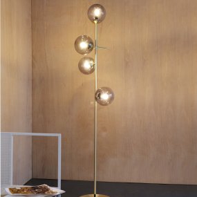 Como Latón lámpara de pie De Dyberg Larsen - Las pantallas de cristal ahumado le dan a la lámpara un carácter único y puedes experimentar con diferentes fuentes de luz para crear una expresión personal.