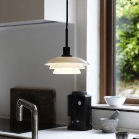 DL20 Ø20 Negro De Dyberg Larsen - La lámpara colgante opal DL20 con base de metal negro es una lámpara elegante que encaja perfectamente encima de la mesa del comedor o de café.
