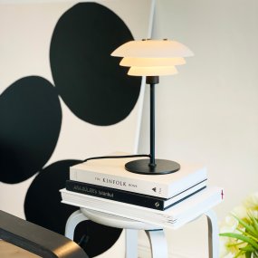 DL20 30cm Negro lámpara de mesa De Dyberg Larsen - La l&aacute;mpara de mesa DL20 en cristal opalino y color negro presenta un dise&ntilde;o exclusivo y lujoso que no s&oacute;lo es bello sino que adem&aacute;s proporciona una agradable iluminaci&oacute;n a la estancia, creando la atm&oacute;sfera perfecta para todas las ocasiones.