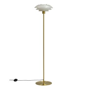 DL31 Latón lámpara de pie De Dyberg Larsen - El elegante marco de latón crea una impresión moderna y lujosa, mientras que el diseño es atemporal y se adapta a una variedad de estilos de interiores.