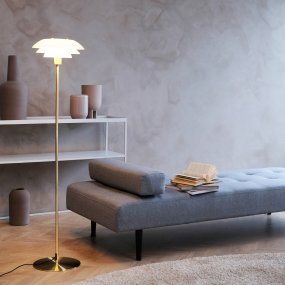 DL31 Latón lámpara de pie De Dyberg Larsen - El elegante marco de latón crea una impresión moderna y lujosa, mientras que el diseño es atemporal y se adapta a una variedad de estilos de interiores.