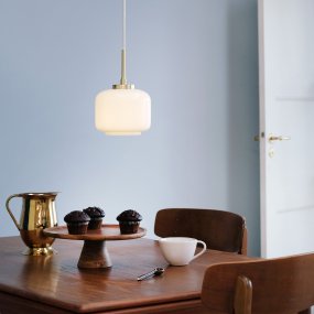 Arp Ø15 Latón Lámpas de techo De Dyberg Larsen - La pantalla de cristal opalino emite una luz suave y agradable que crea una atm&oacute;sfera tranquila, mientras que la suspensi&oacute;n de lat&oacute;n mate proporciona un estilo c&aacute;lido y escandinavo.