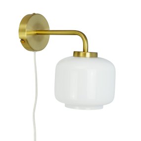 Arp Ø15 Latón lámpara de pared De Dyberg Larsen - Ya sea que se coloque en la sala de estar, el dormitorio o el pasillo, la lámpara de pared Arp es a la vez un hermoso detalle interior y una solución de iluminación funcional.