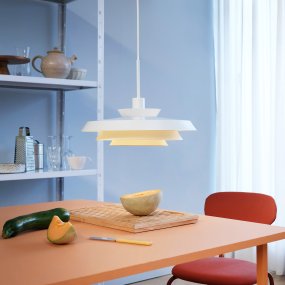 DL44 Ø44 Blanco Lámpas de techo De Dyberg Larsen - Mejore la iluminaci&oacute;n sobre la mesa del comedor, en la cocina, en el pasillo o en cualquier habitaci&oacute;n y disfrute del minimalismo escandinavo y una luz c&aacute;lida y acogedora con la l&aacute;mpara colgante DL44.