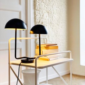 Cluster 42cm Negro lámpara de mesa De Dyberg Larsen - De tv&aring; lampsk&auml;rmarna ger en behaglig och balanserad belysning, perfekt b&aring;de f&ouml;r arbete och mysiga h&ouml;rn.