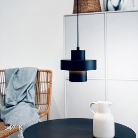 Stoke Ø20 Negro Lámpas de techo De Dyberg Larsen - Dependiendo de la elección del color y de la ubicación, la lámpara puede funcionar tanto como un detalle de decoración escultórico como como un punto de luz, ya sea colocada encima de la mesa de la cocina, en el escritorio o en la sala de estar o el dormitorio.