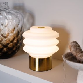 Diva LED 18cm Latón portátil De Dyberg Larsen - Tillverkad av opalglas ger den ett mjukt, behagligt sken, och den inbyggda LED-tekniken g&ouml;r den energieffektiv och h&aring;llbar.
