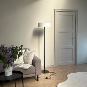 Calix Negro lámpara de pie De Dyberg Larsen - La base robusta y la forma sencilla permiten una fácil colocación en una variedad de entornos, a la vez que proporcionan una iluminación atmosférica y sirven como un elegante elemento de diseño.